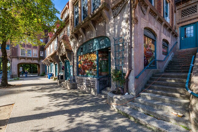 12 Station Sq in Forest Hills, NY - Building Photo - Building Photo