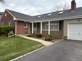 209 Brompton Rd in Garden City, NY - Building Photo