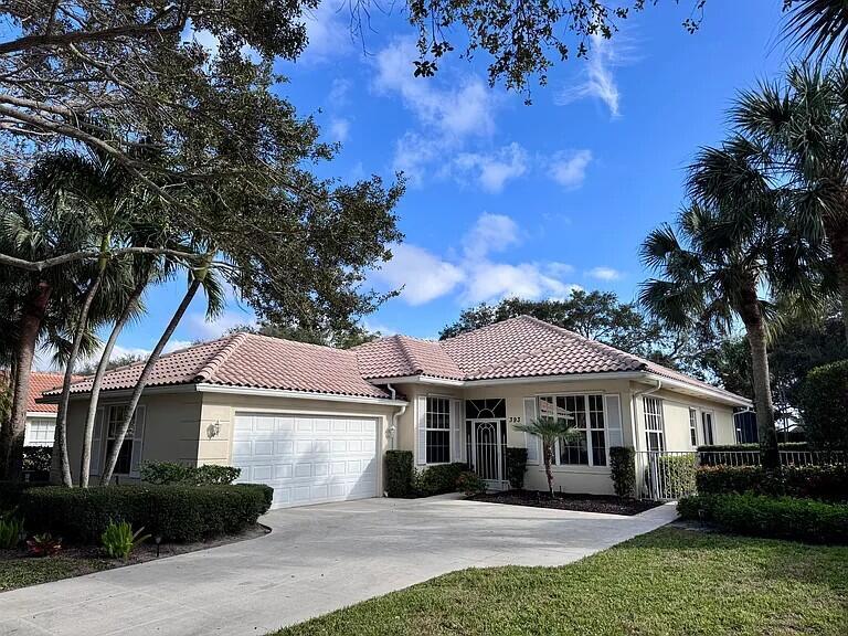 393 Kelsey Park Dr in Palm Beach Gardens, FL - Building Photo