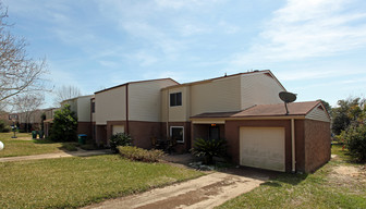 3241-3255 Fernwood Dr Apartments