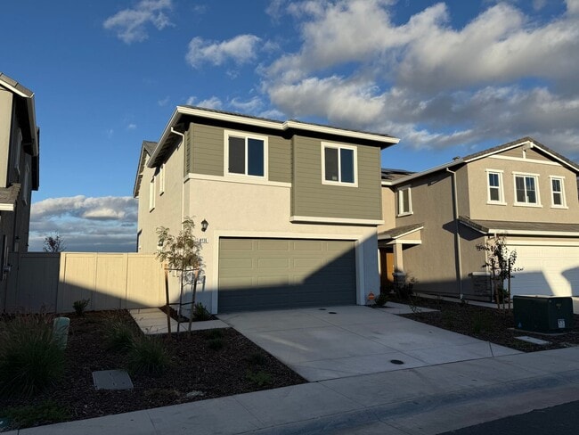 8136 Whippersnapper Wy in Roseville, CA - Building Photo - Building Photo