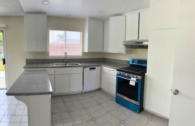 9172 Dickens Cir in Westminster, CA - Building Photo - Building Photo