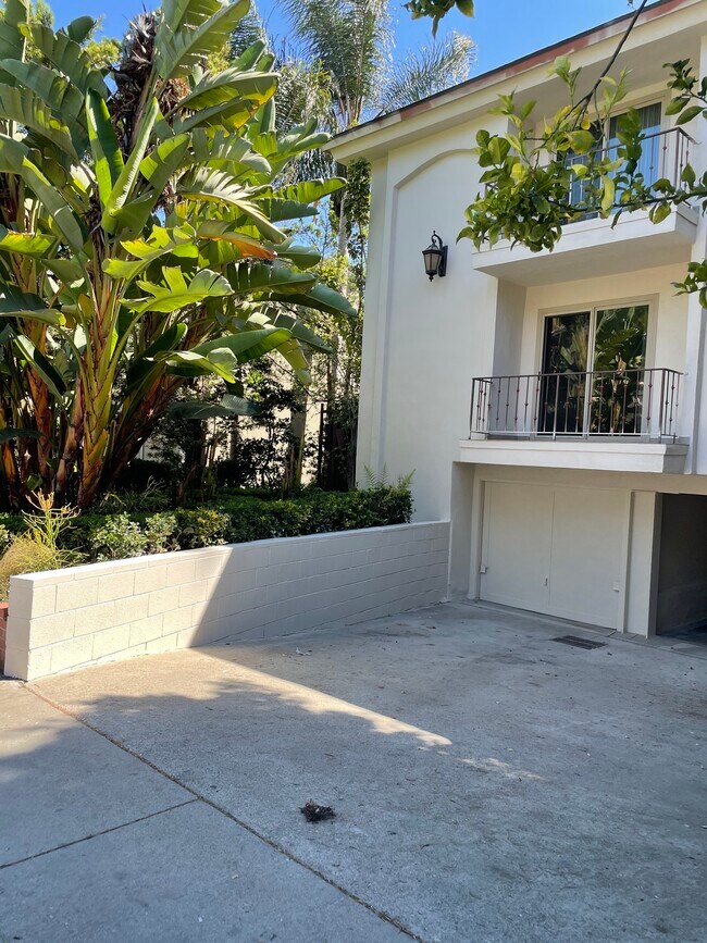 1439 S Bundy Dr in Los Angeles, CA - Building Photo - Building Photo