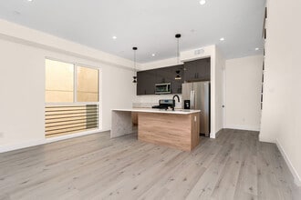 15330 Weddington St, Unit 1 in Sherman Oaks, CA - Foto de edificio - Building Photo