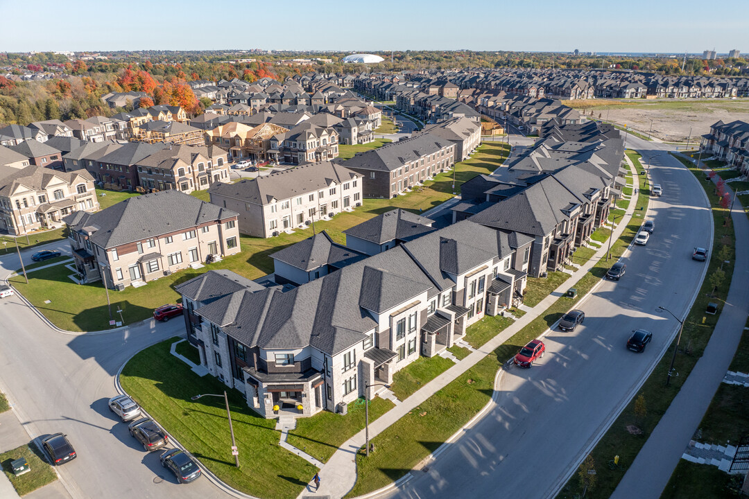 Bromfield St in Whitby, ON - Building Photo