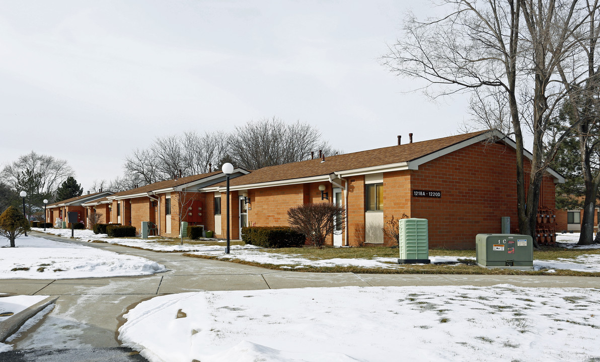 Charles Crest Apartments in Rossford, OH - Building Photo