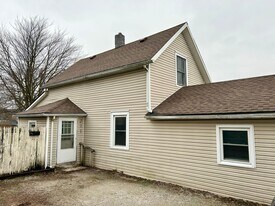 211 E Spring St in Bluffton, IN - Building Photo