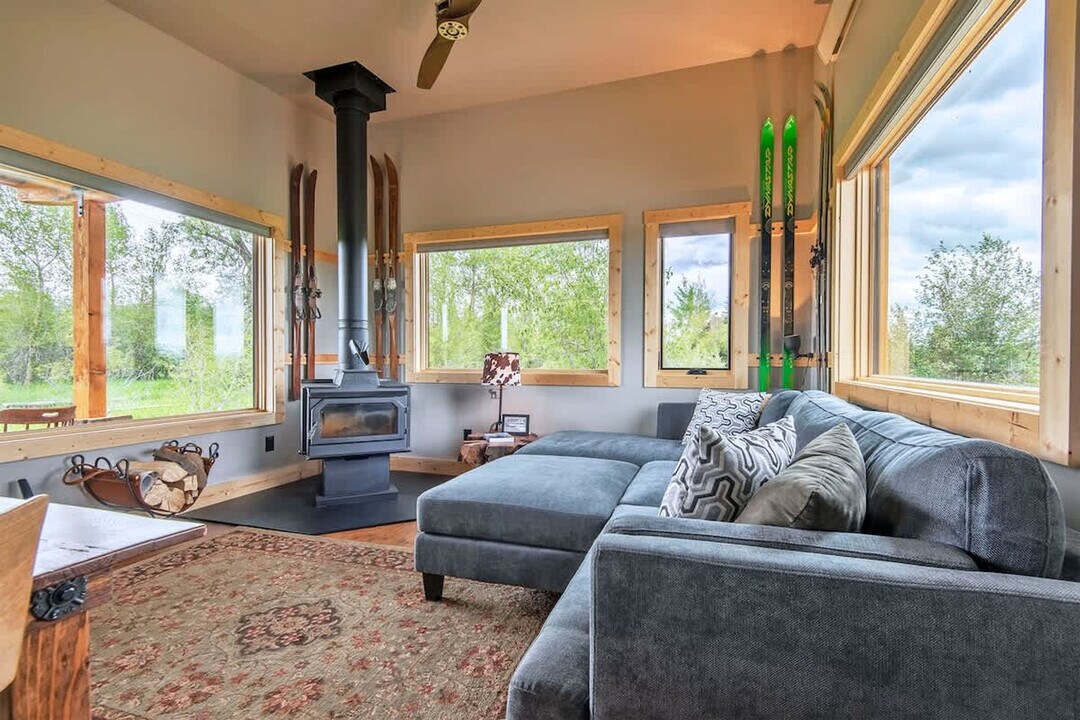 1085 Rainbow Loop in Driggs, ID - Building Photo