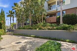 12655 Bluff Creek Dr in Los Angeles, CA - Building Photo