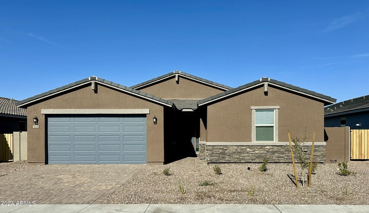 5050 W Hunter Trl in San Tan Valley, AZ - Building Photo