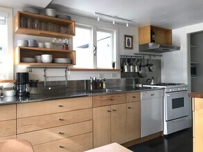 2215 Dahl Ln in Anchorage, AK - Foto de edificio - Building Photo