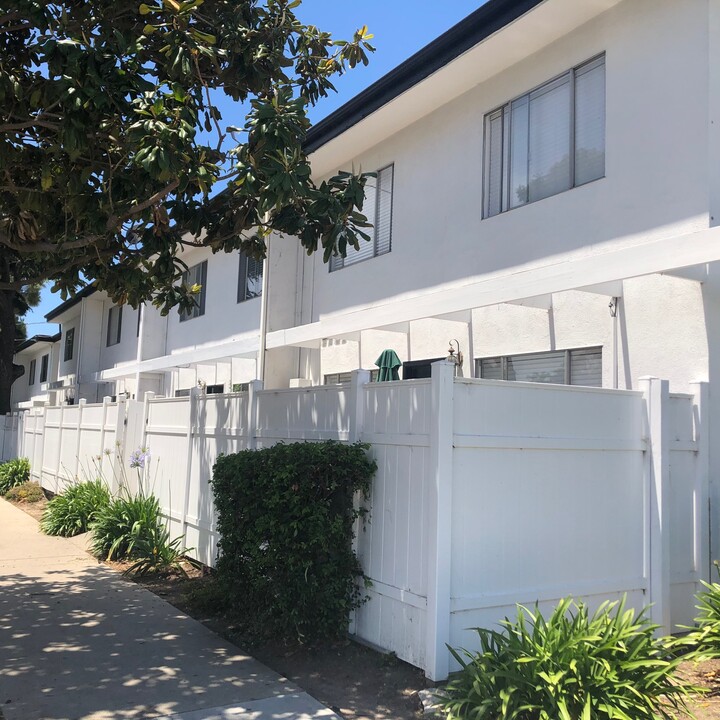 Beachwalk in Santa Barbara, CA - Foto de edificio