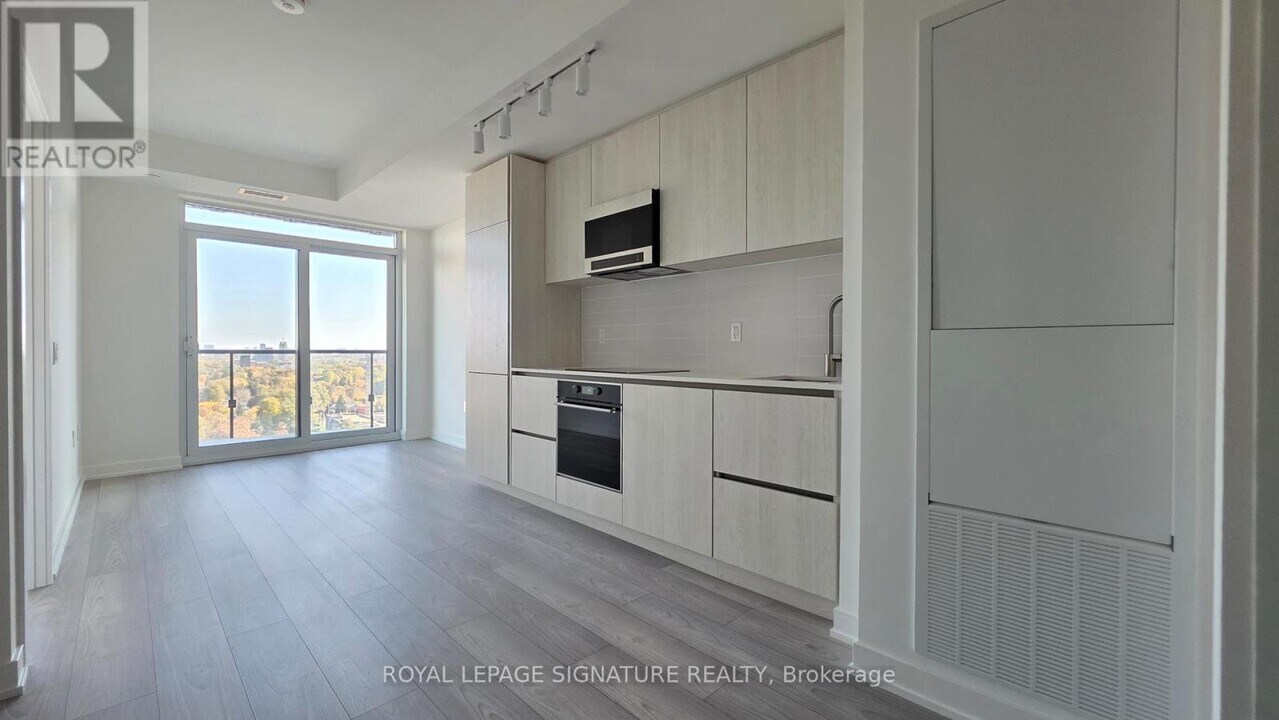 110 Broadway Ave in Toronto, ON - Building Photo