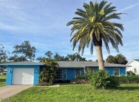 250 Caddy Rd in Rotonda West, FL - Building Photo