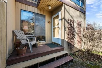 1655 NW Lakeway Ln in Beaverton, OR - Foto de edificio - Building Photo