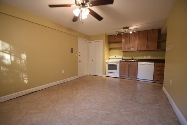 1 Colonial Village Dr in Arlington, MA - Building Photo - Building Photo