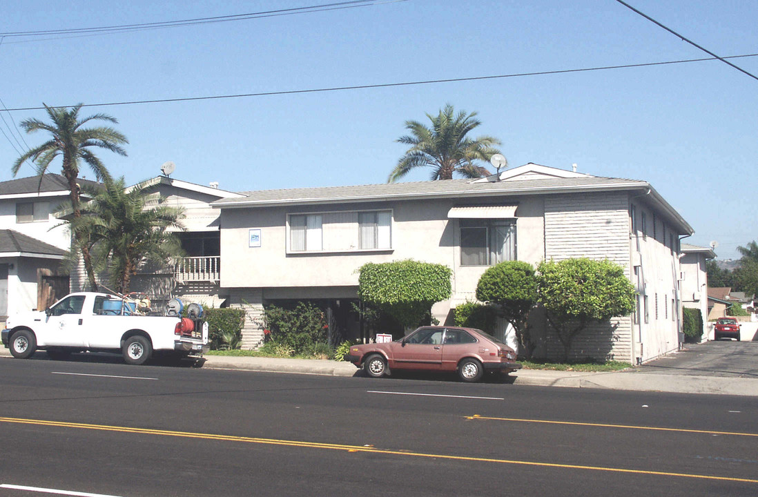 2121 W Lambert Rd in La Habra, CA - Foto de edificio