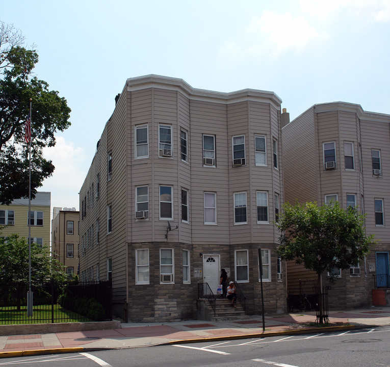 302 Kearny Ave in Kearny, NJ - Building Photo