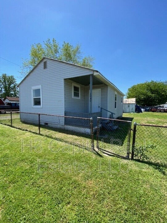 2040 5th St in Madison, IL - Building Photo