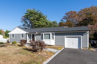 831 Sycamore Ave in Bohemia, NY - Building Photo - Building Photo
