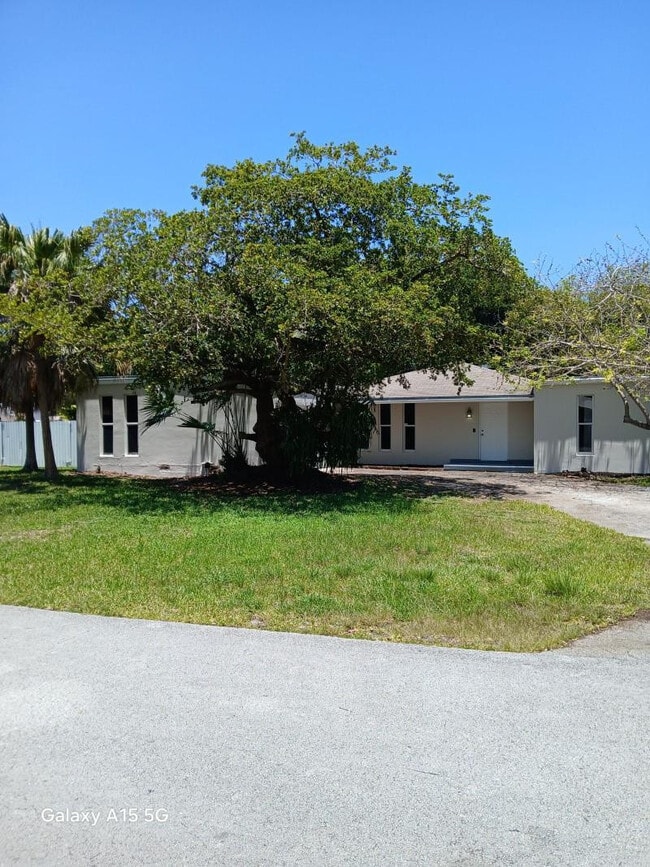 17131 SW 85th Ave in Palmetto Bay, FL - Building Photo - Building Photo