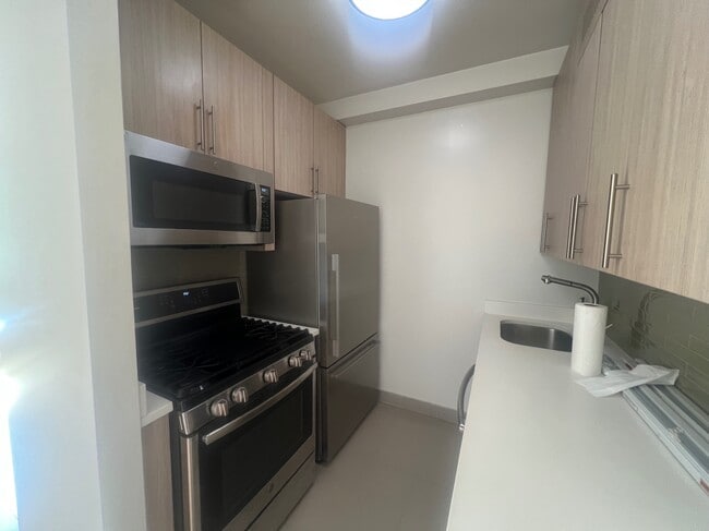 410 W 53rd St in New York, NY - Building Photo - Building Photo