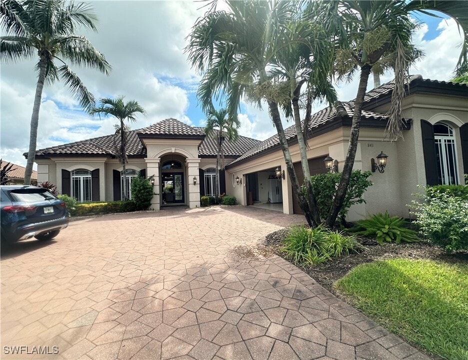 8411 Mallow Ln in Naples, FL - Building Photo