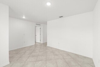 566 SW Grove Ave in Port St. Lucie, FL - Building Photo - Building Photo