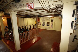 910 Southeast 37th Avenue, Unit 207 in Portland, OR - Building Photo - Building Photo