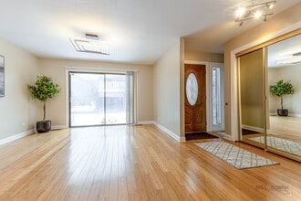 2431 Cobblewood Dr in Northbrook, IL - Building Photo - Building Photo