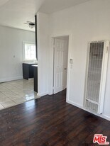 524 1/2-524 1/2 W Vernon Ave in Los Angeles, CA - Building Photo