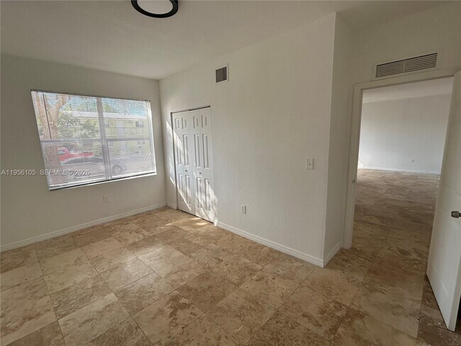 953 SW 10th St in Miami, FL - Building Photo - Building Photo