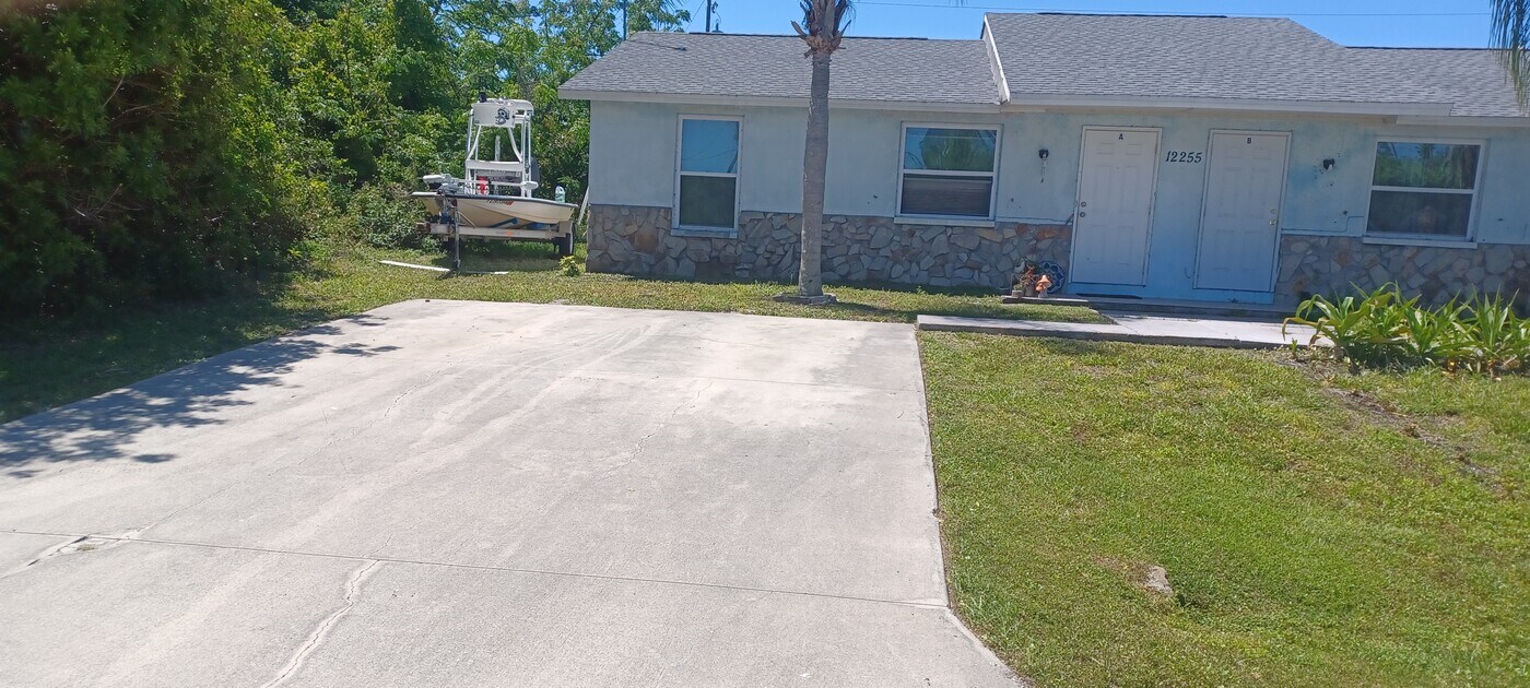 12255 Van Loon Ave, Unit A in Port Charlotte, FL - Foto de edificio