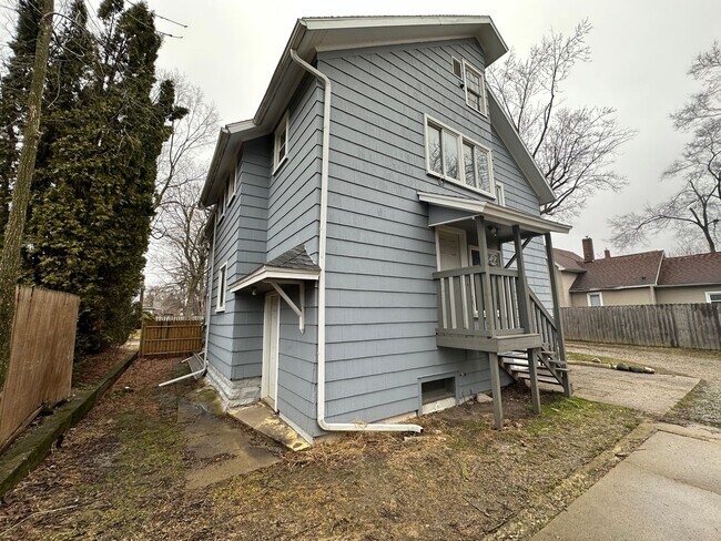619-621 Oakhill Ave in Jackson, MI - Building Photo - Building Photo