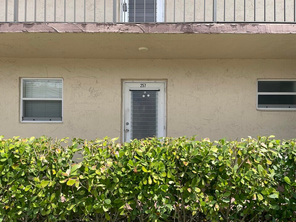 770 Lori Dr in Palm Springs, FL - Building Photo