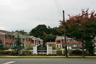 Fairfield Gardens At Bay Shore in Bay Shore, NY - Building Photo - Building Photo