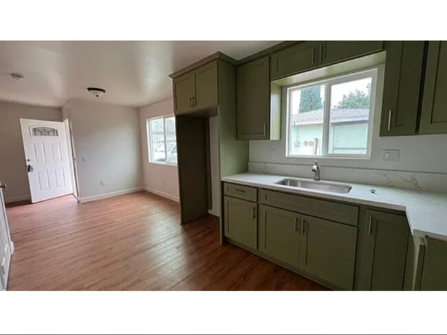 6827 San Luis St in Paramount, CA - Foto de edificio - Building Photo