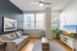 925 Common St in New Orleans, LA - Foto de edificio - Building Photo