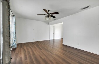 318 Avalon St in San Antonio, TX - Building Photo - Building Photo