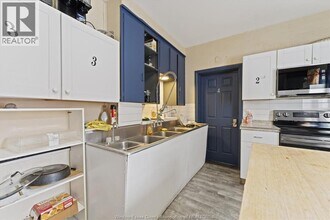 3060 Sandwich St. in Windsor, ON - Foto de edificio - Building Photo