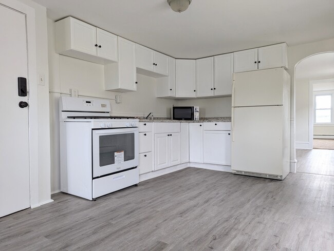 171 E Ridge st, Unit Apt B