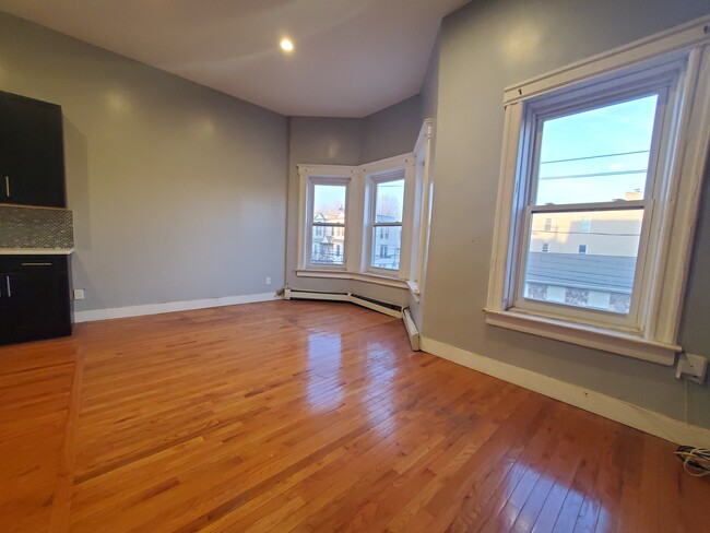 581 Bramhall Ave, Unit 2 in Jersey City, NJ - Building Photo - Building Photo