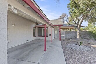 7055 Sylvan Oak Dr in Las Vegas, NV - Building Photo - Building Photo