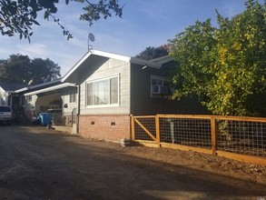 529 University St in Healdsburg, CA - Building Photo - Building Photo