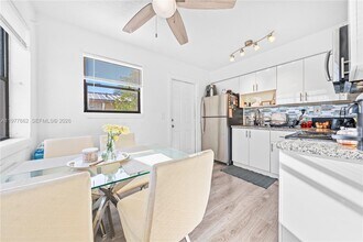 581 NW 113th St in Miami, FL - Foto de edificio - Building Photo