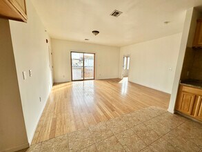 41-43-43 Manufacturers Pl in Newark, NJ - Foto de edificio - Building Photo