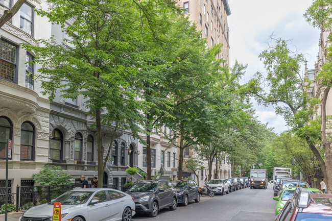 8 E 92nd St in New York, NY - Foto de edificio - Building Photo