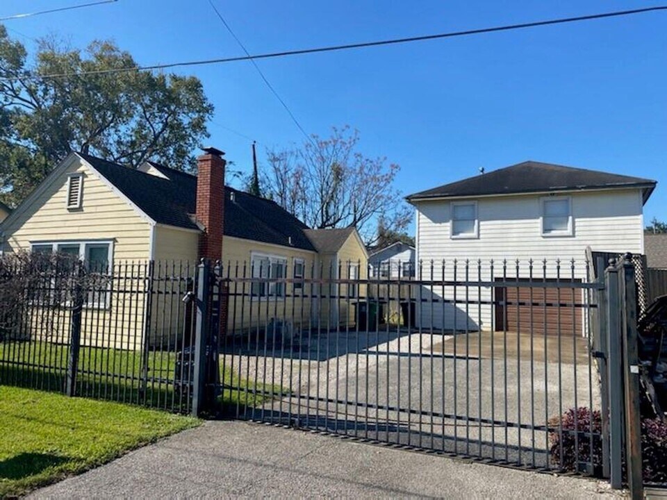 1911 Bradshaw St in Houston, TX - Building Photo