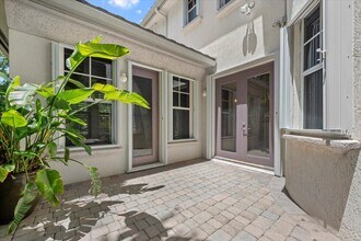1029 Vintner Blvd in Palm Beach Gardens, FL - Foto de edificio - Building Photo