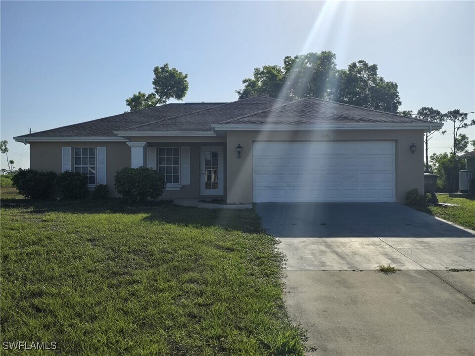 4325 Garden Blvd in Cape Coral, FL - Foto de edificio